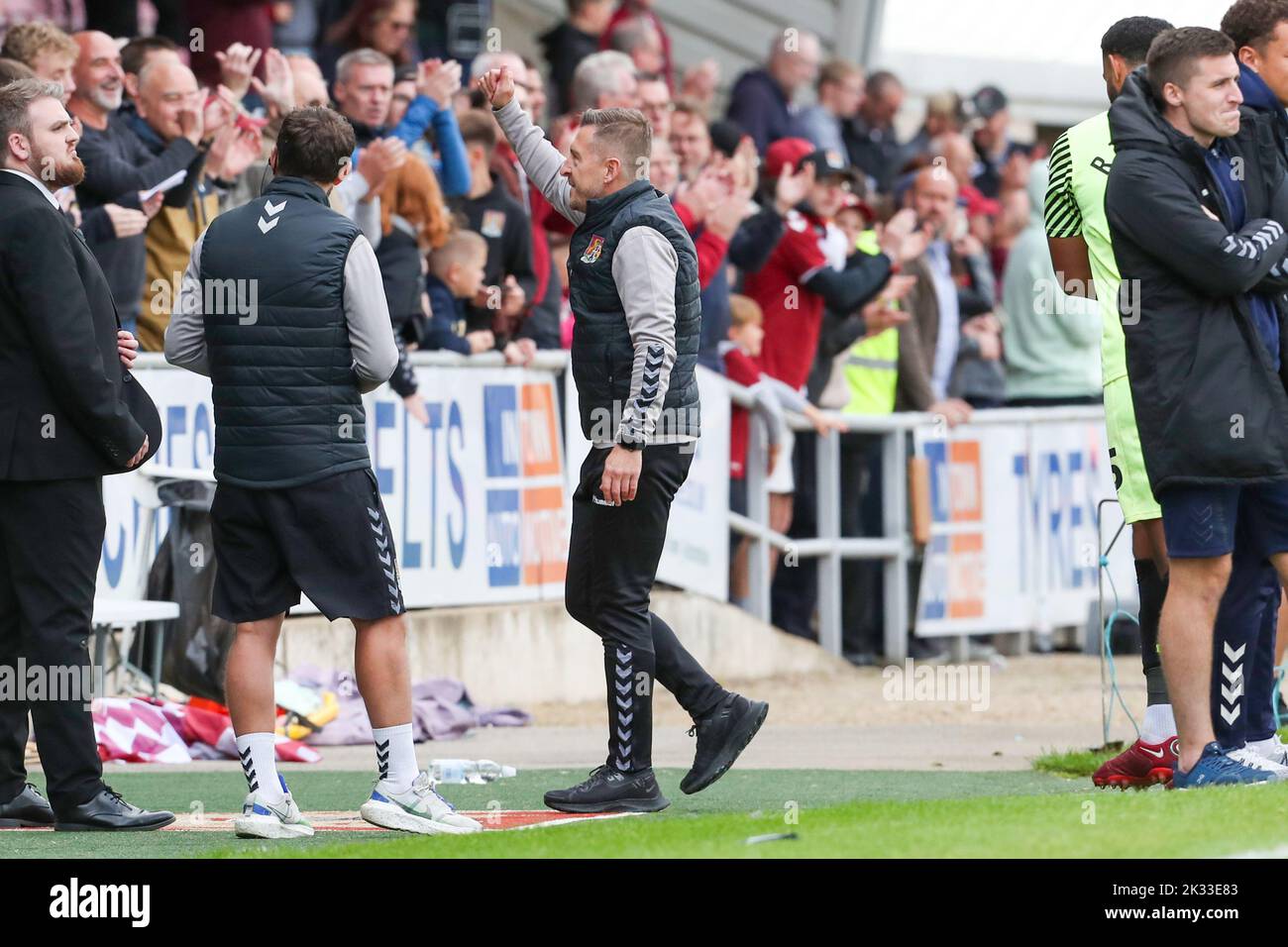 Jon Brady, der Manager von Northampton Town, feiert den Sieg mit den Fans nach dem Spiel der Sky Bet League 2 zwischen Northampton Town und Stockport County im PTS Academy Stadium, Northampton am Samstag, den 24.. September 2022. (Kredit: John Cripps | MI Nachrichten) Kredit: MI Nachrichten & Sport /Alamy Live Nachrichten Stockfoto