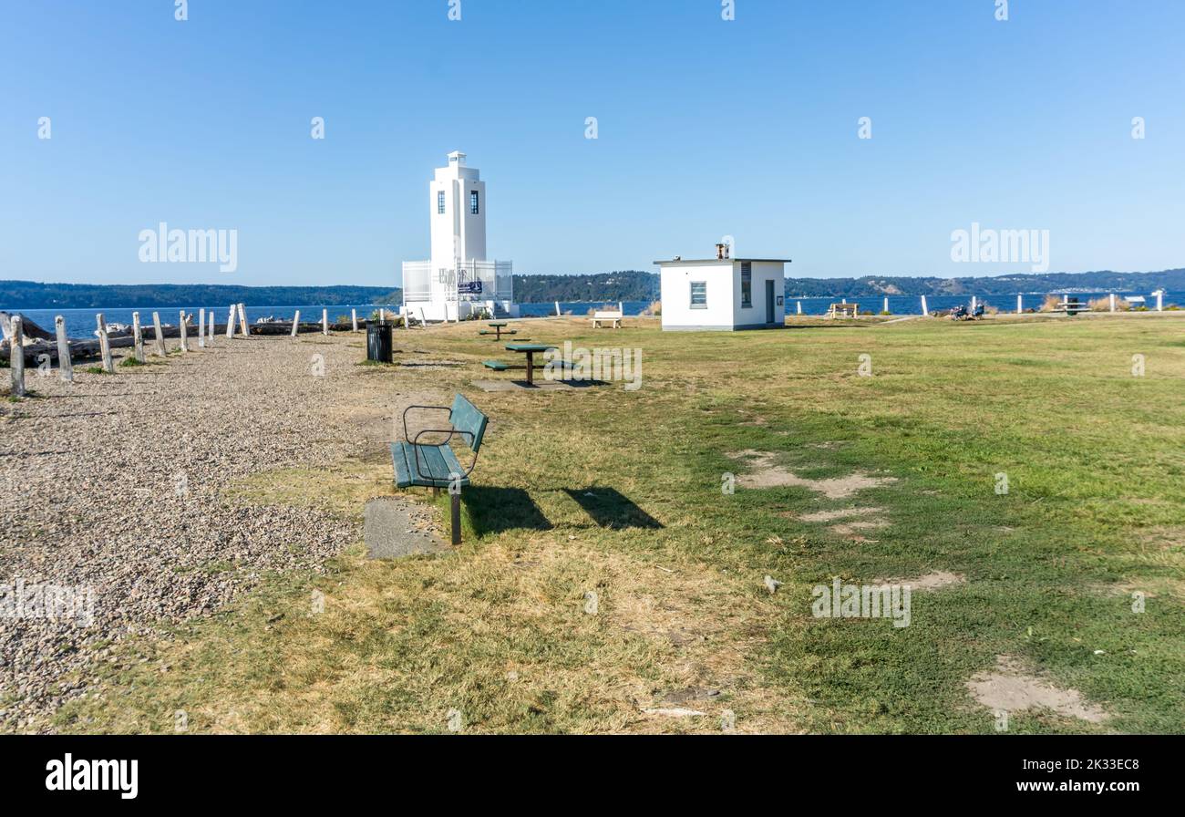 Der Leuchtturm in der Nähe des Wassers bei Brown's Point, Washington. Stockfoto