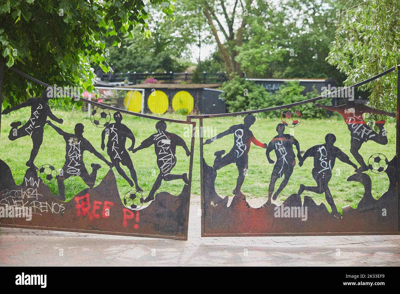 Kopenhagen, Dänemark, Mai 2022: Tor zum Fußballplatz in Christiania Stockfoto