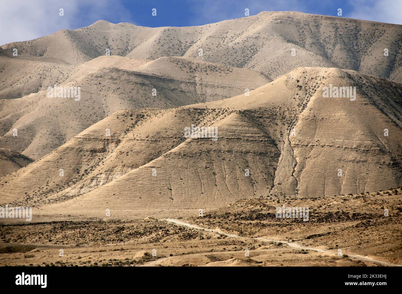 Blick auf die jüdischen Wüstenberge in der Nähe des Toten Meeres von Israel Stockfoto
