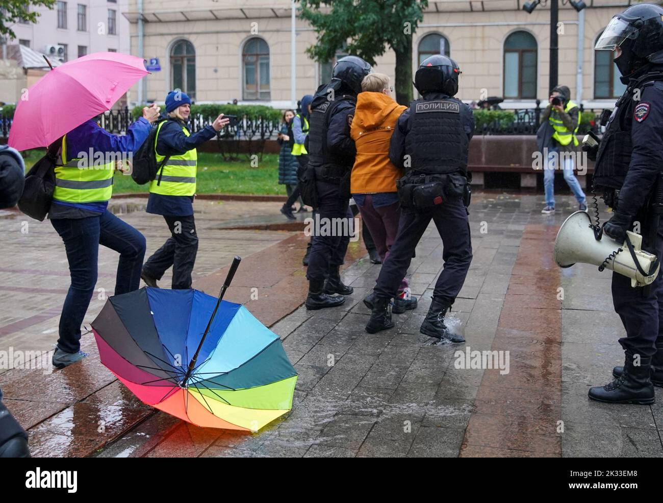 Russische Strafverfolgungsbeamte führen eine Person während einer Kundgebung weg, nachdem Oppositionelle zu Straßenprotesten gegen die von Präsident Wladimir Putin angeordnete Mobilisierung von Reservisten in Moskau, Russland, am 24. September 2022 aufgerufen hatten. REUTERS/REUTERS-FOTOGRAF Stockfoto