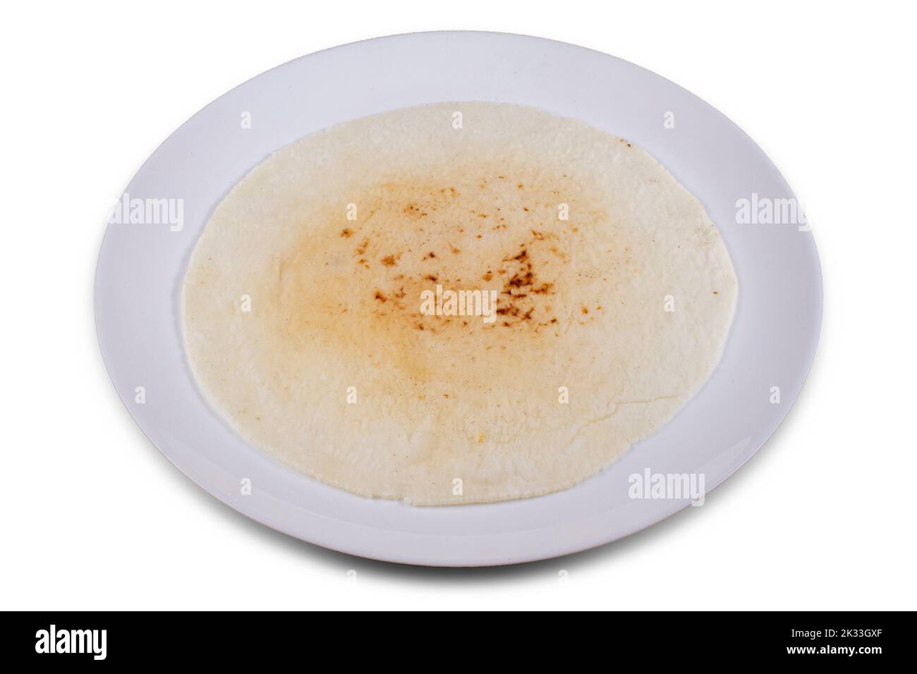 Flaches Reisbrot isoliert auf weißem Hintergrund. Indisches ungesäuertes Reisbrot Tandalachi bhakari maharashtrian Essen. Stockfoto