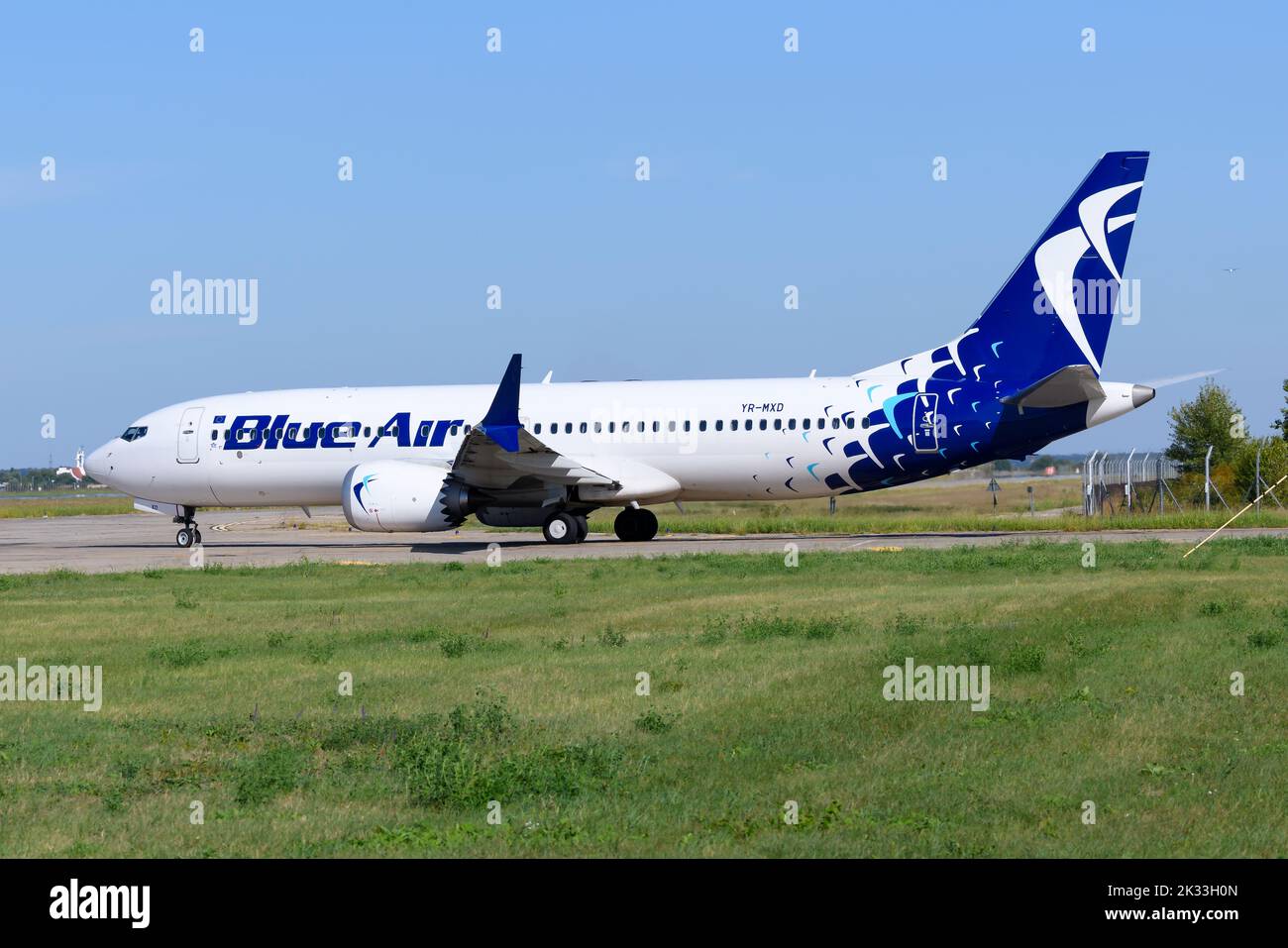 Blue Air Boeing 737 max rollt am Flughafen Bukarest zum Abflug zum Lager, nachdem die Fluggesellschaft bankrott gegangen war. BlueAir 737 Max Flugzeug. Stockfoto