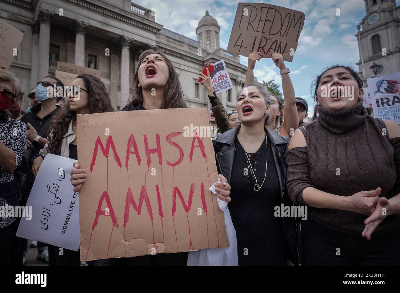 London, Großbritannien. 24.. September 2022. Hunderte britisch-iranischer Menschen versammeln sich auf dem Trafalgar Square und fordern mehr Maßnahmen seit dem Tod von Mahsa Amini. Die 22-jährige Kurdin wurde drei Tage nach ihrer Verhaftung in der iranischen Hauptstadt für tot erklärt, weil sie das Kopftuch des Hijab auf „unangemessene“ Weise trug. Kredit: Guy Corbishley/Alamy Live Nachrichten Stockfoto