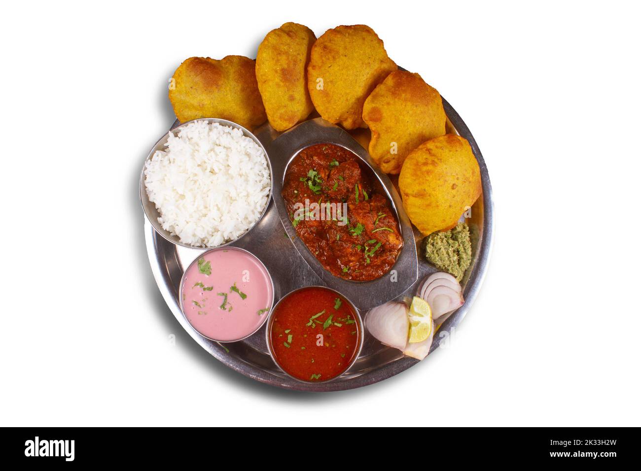 Hühnerthali auf einem Teller auf weißem Hintergrund serviert. Selektiver Fokus. Stockfoto