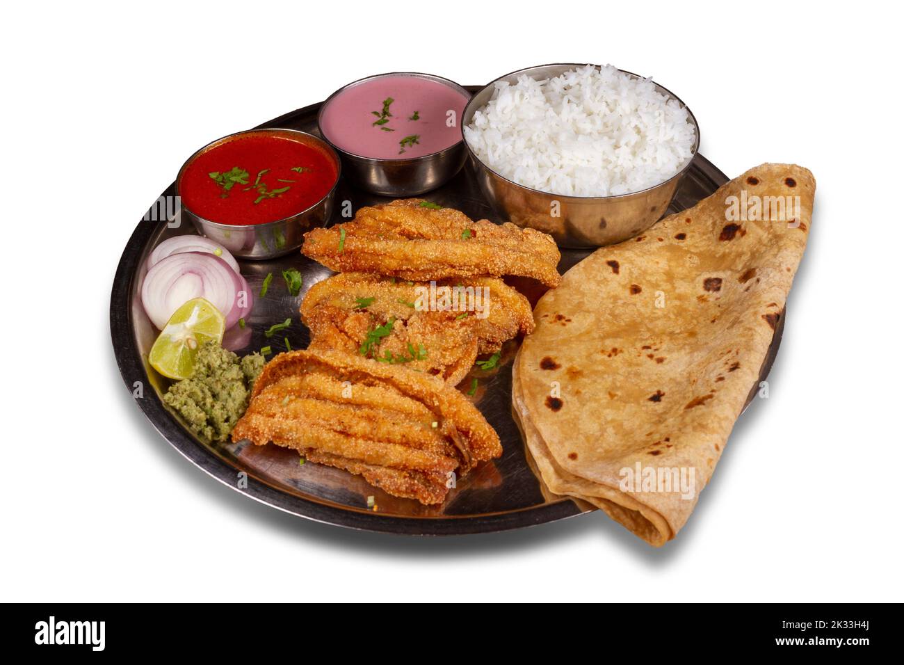 Bombay Ente-Thali serviert auf einem Teller auf weißem Hintergrund. Selektiver Fokus. Stockfoto