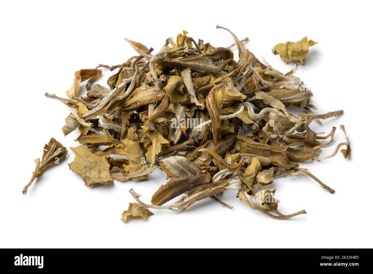 Haufen getrockneter chinesischer Schneeknospen Teeblätter isoliert auf weißem Hintergrund aus nächster Nähe Stockfoto
