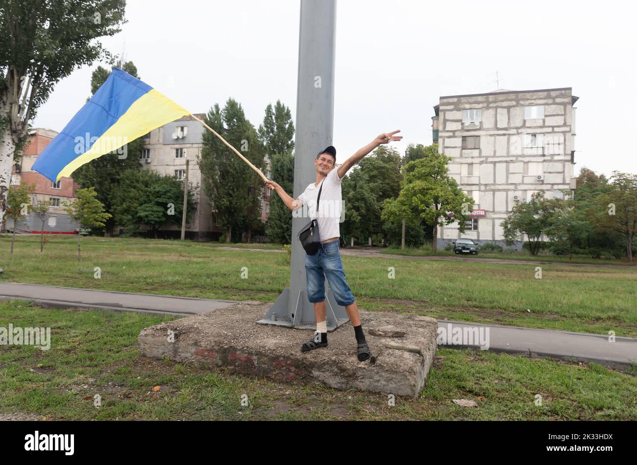 Pavlograd, Ukraine. 05. August 2022. Anwohner begrüßt das ukrainische Militär mit einem Lächeln, während sie eine ukrainische Flagge schwenken. (Foto von Mykhaylo Palinchak/SOPA Images/Sipa USA) Quelle: SIPA USA/Alamy Live News Stockfoto