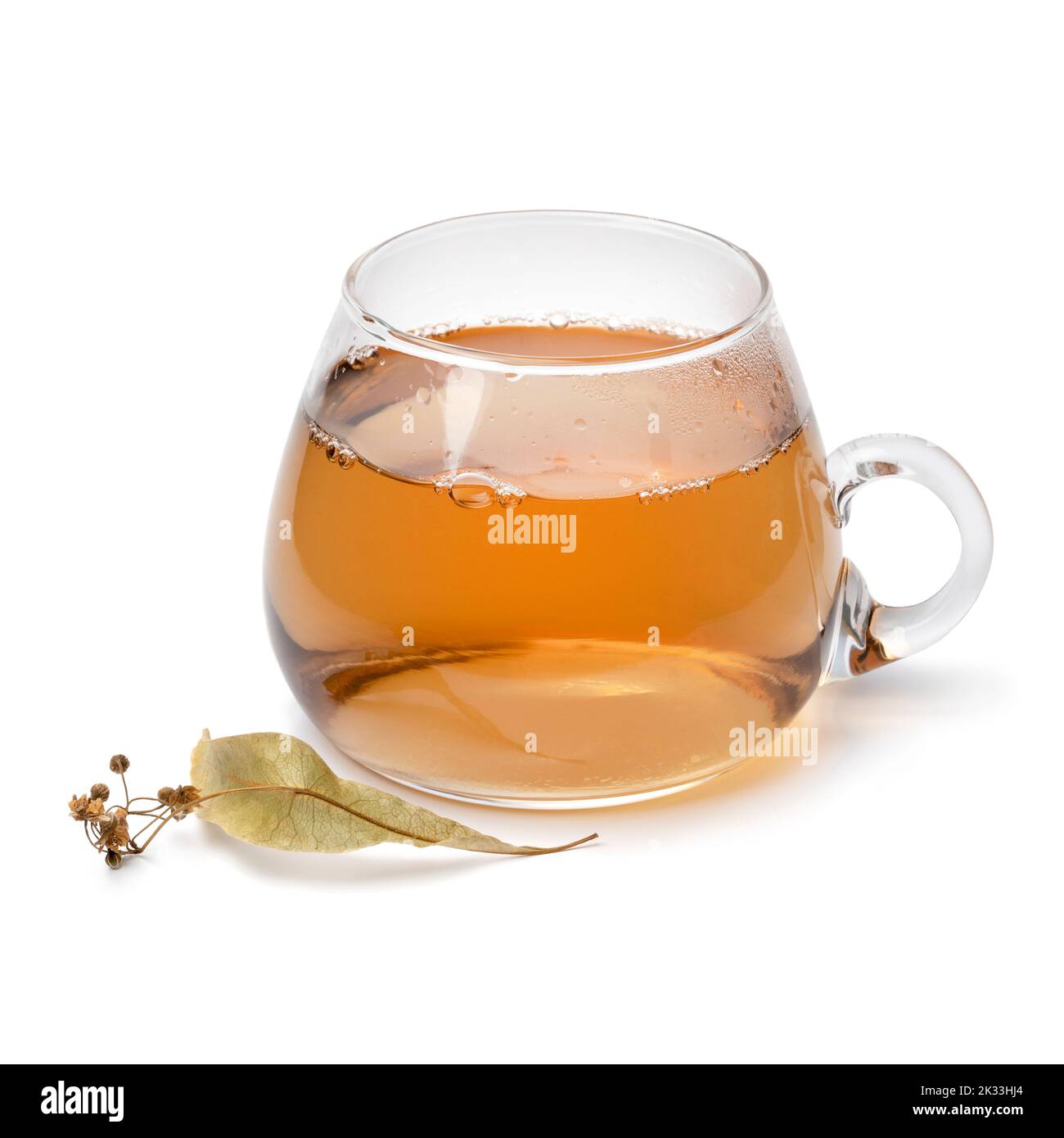 Glasbecher mit tilia Blossom Tee aus nächster Nähe isoliert auf weißem Hintergrund Stockfoto