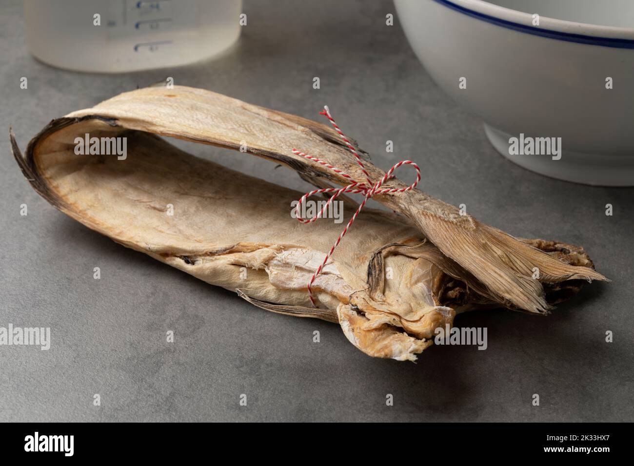 Einzelner getrockneter Stockfisch gefaltet und bereit, vor dem Kochen in Wasser einzuweichen Stockfoto