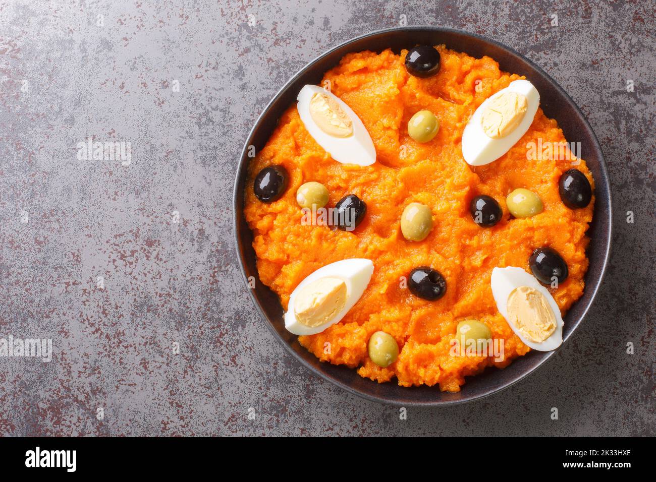 Vorspeise aus Karottenpüree, serviert mit gekochten Eiern und Oliven ...