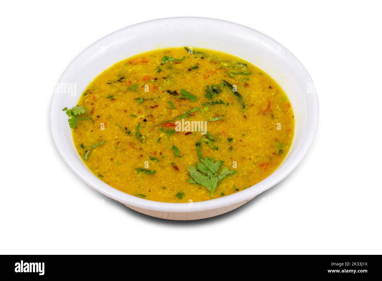 Indisches beliebtes Essen Dal Fry oder traditionelles Dal Tadka Curry, isoliert auf weißem Hintergrund, selektiver Fokus. Stockfoto