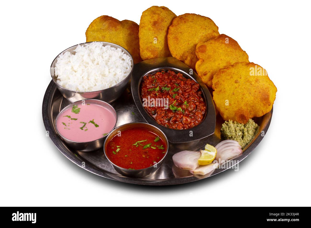 Hammelkheema thali serviert auf einem Teller auf weißem Hintergrund. Selektiver Fokus. Stockfoto