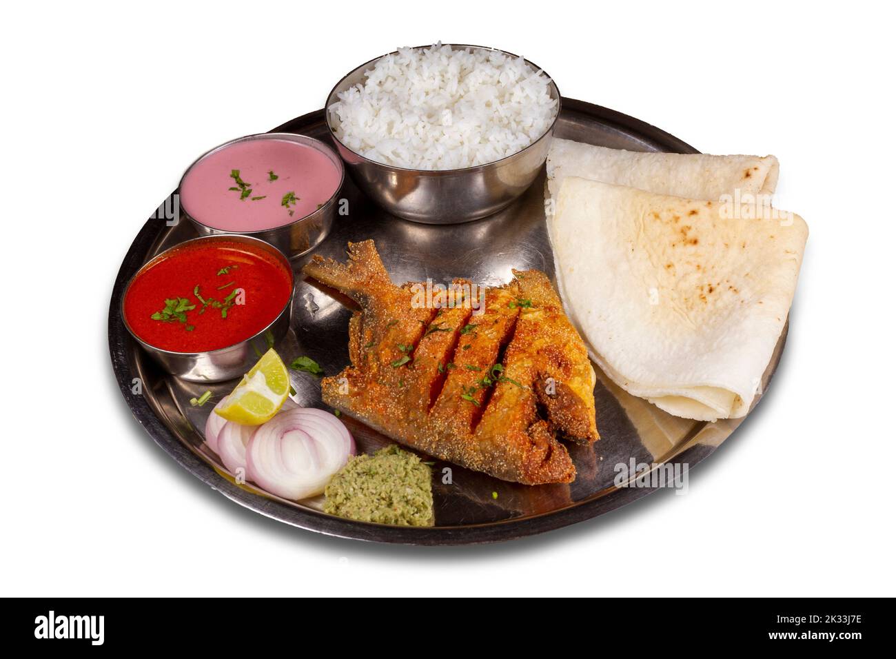 Pomfret thali serviert auf einem Teller auf weißem Hintergrund. Selektiver Fokus. Stockfoto