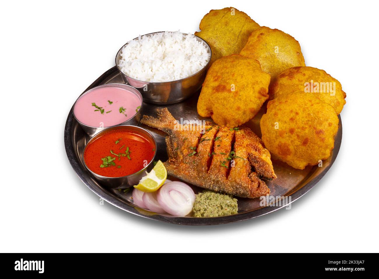 Pomfret thali serviert auf einem Teller auf weißem Hintergrund. Selektiver Fokus. Stockfoto