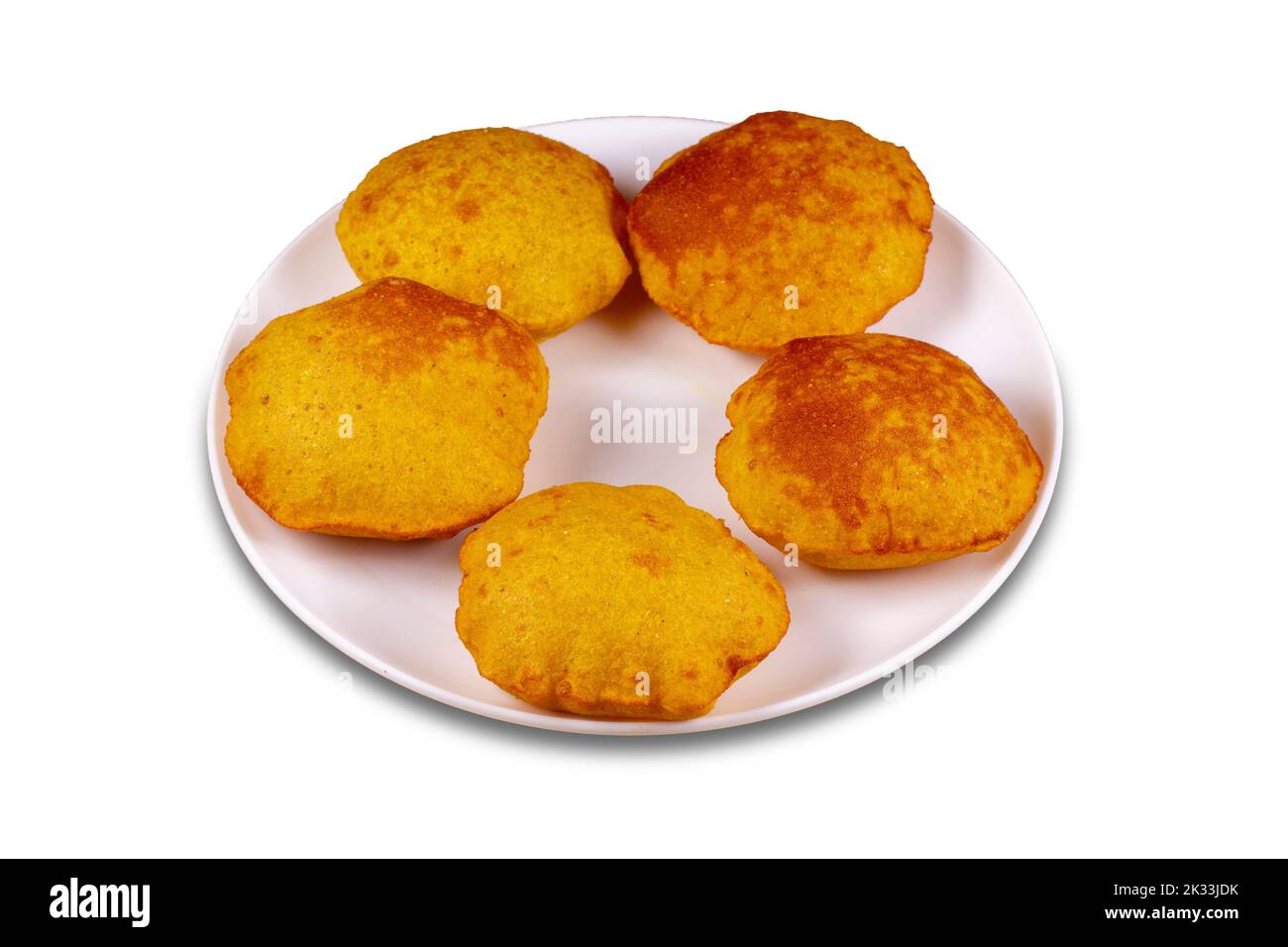 Kombadi Vade serviert in einem Teller auf weißem Hintergrund. Selektiver Fokus. maharashtrian Snacks. Stockfoto
