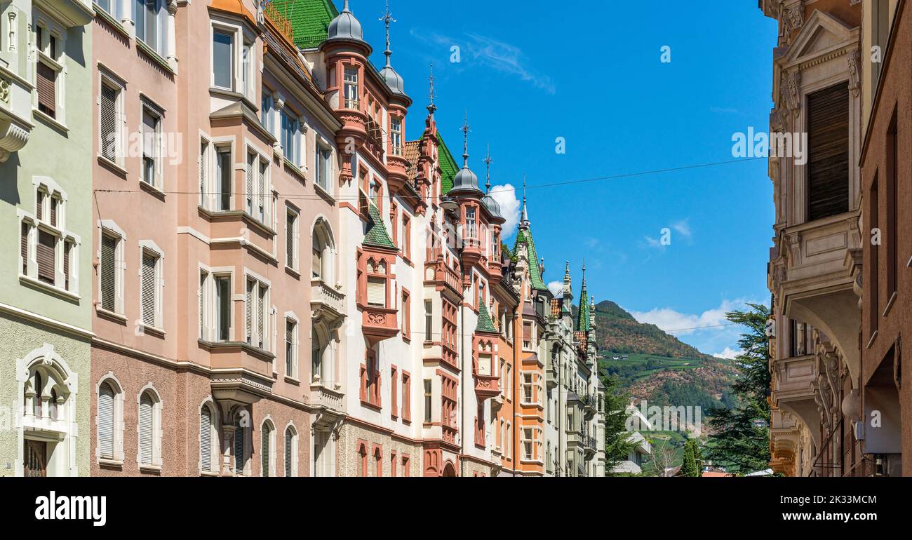 Die malerischen und farbenfrohen Gebäude von Bozen. Trentino Alto Adige, Italien. Stockfoto