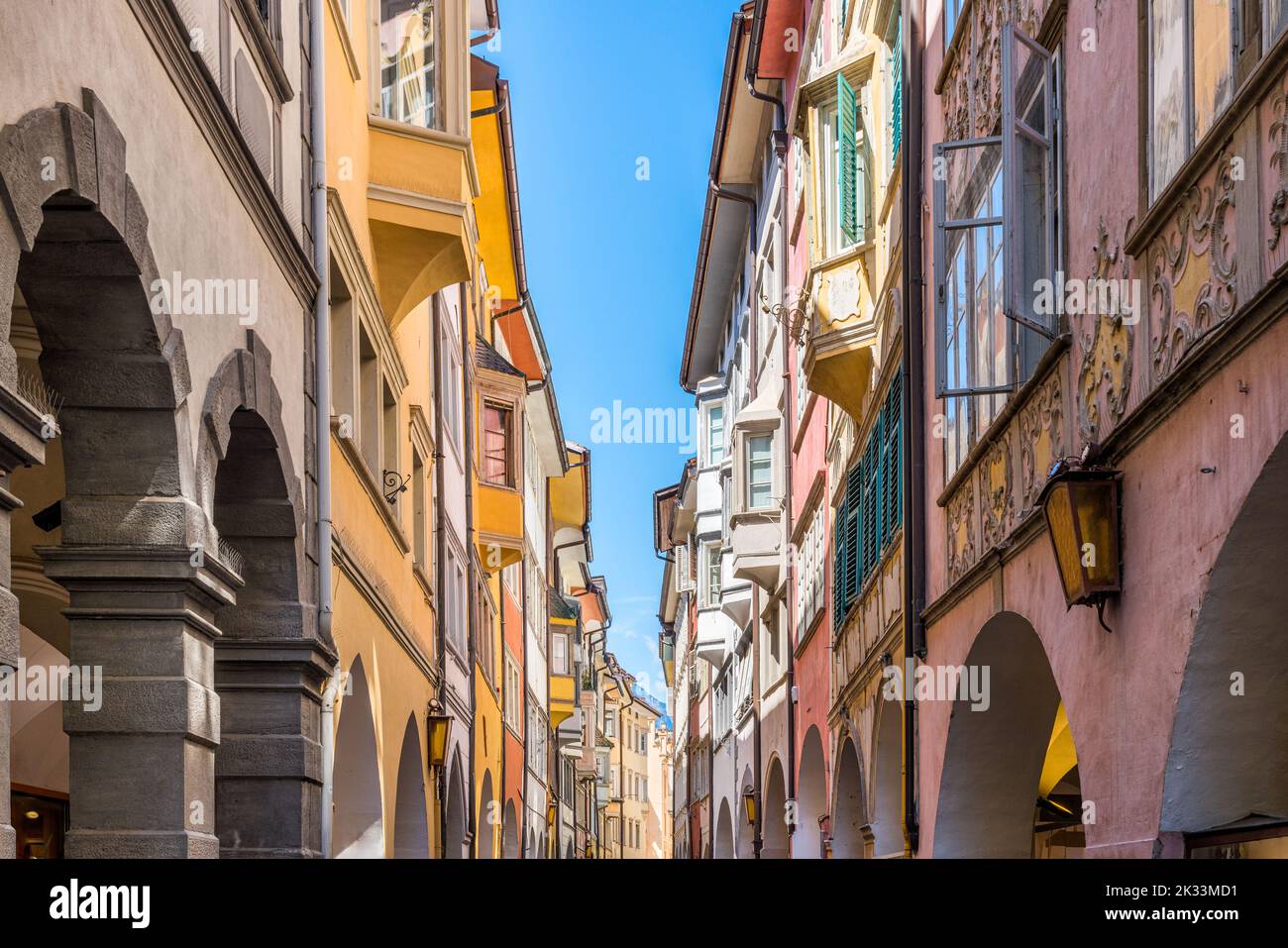 Die malerischen und farbenfrohen Gebäude von Bozen. Trentino Alto Adige, Italien. Stockfoto