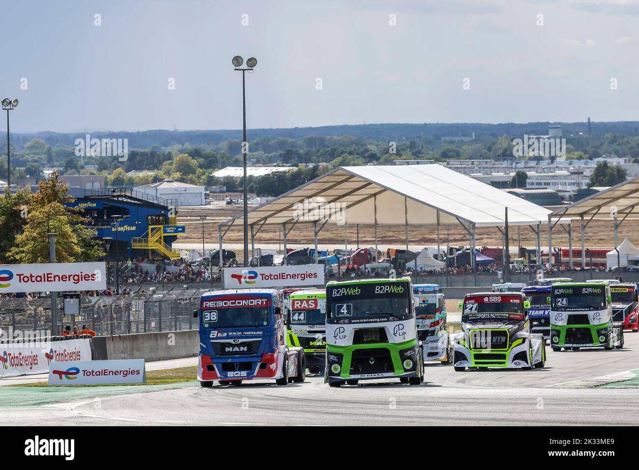 04 MONTAGNE Lionel (FRA), Team Aravi, RENAULT - T, Action 38 TEIXEIRA RODRIGUES José Eduardo (POR), Team Reboconort, MAN - TGS, Action abfahren, starten, Während des 5.. Rennens der Championnat de France Camions FFSA 2022 vom 23. Bis 25. September 2025 auf dem Rennstrecke von Bumudi in Le Mans, Frankreich - Foto Gregory Lenormand / DPPI Stockfoto