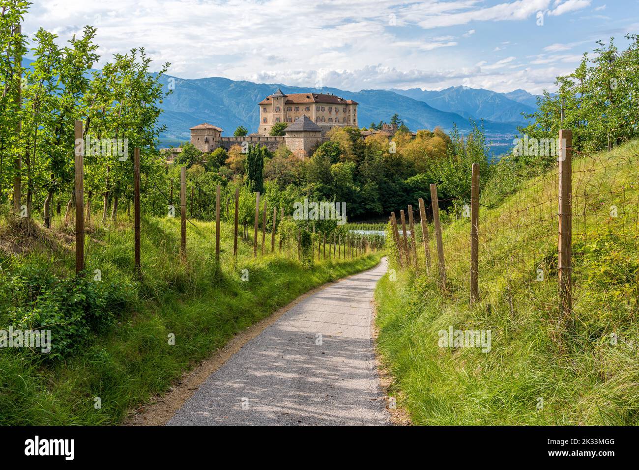 Malerische Aussicht auf Schloss Thun, Val di Non, Provinz Trento, Trentino-Südtirol, Italien. Stockfoto