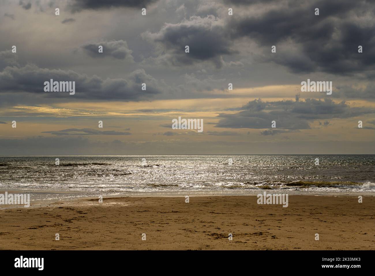 Ein herbstliches HDR-Meeresbild des Fleetwood Beach mit ruhigem Meer, verschwommener Sonne und Einsamkeit, Lancashire, England. 05. September 2022 Stockfoto
