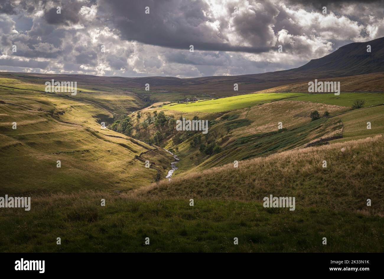 Ein trübes herbstliches HDR-Bild von Pen-y-Ghent und Pen-y-ghent im Yorkshire Dales National Park, Yorkshire, England. 23. September 2022 Stockfoto