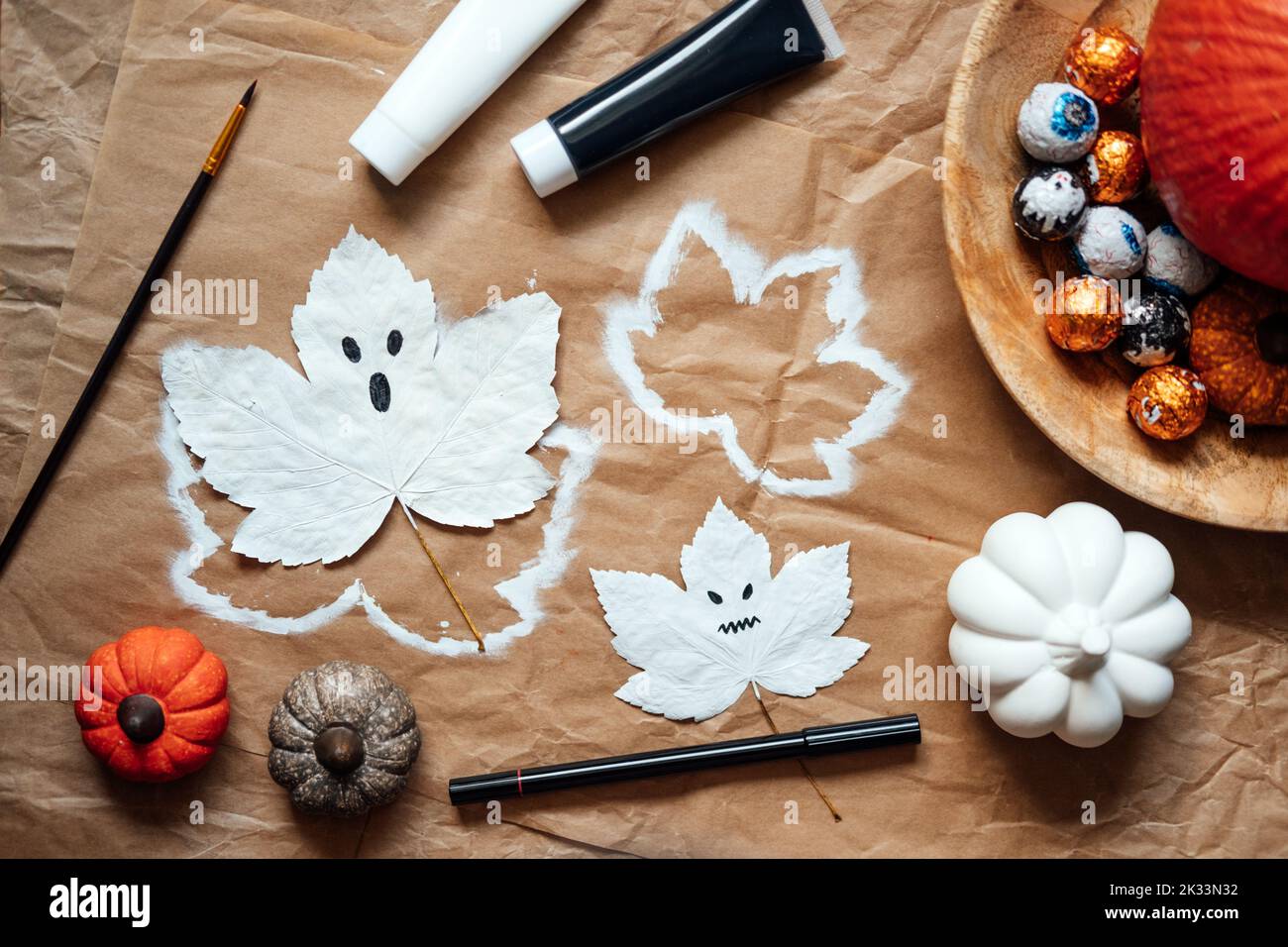 Halloween Geister aus trockenen Ahornblättern. Halloween natürliche DIY Dekor. Kinderkunstprojekt. Nachhaltige umweltfreundliche Halloween Feiertagsdekoration Stockfoto