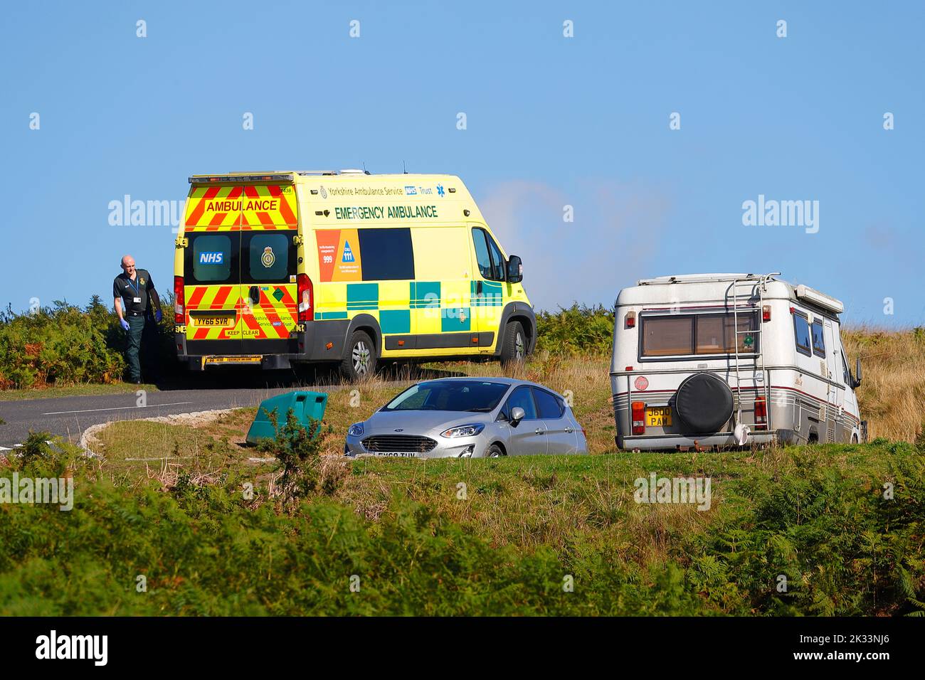 Ein Notarztwagen wartet am Straßenrand von Goathland auf die Yorkshire Ambulanz, um einen Patienten zu verlegen Stockfoto