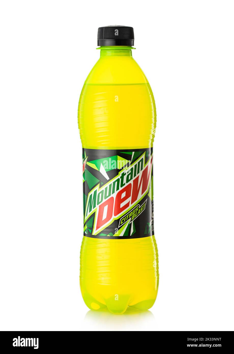 LONDON, Großbritannien - 12. MAI 2022: Flasche Mountain Dew Citrus Blast Soda Drink auf Weiß. Stockfoto