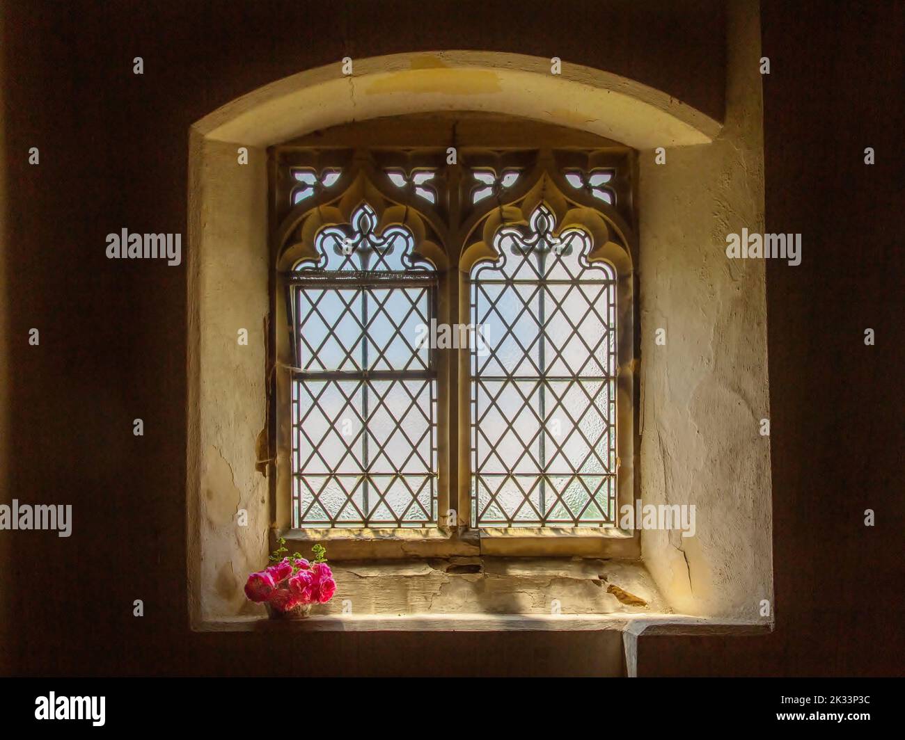 Kirchenfenster mit Blumen in der St. Thomas a Beckett Church in Capel, Kent. Stockfoto