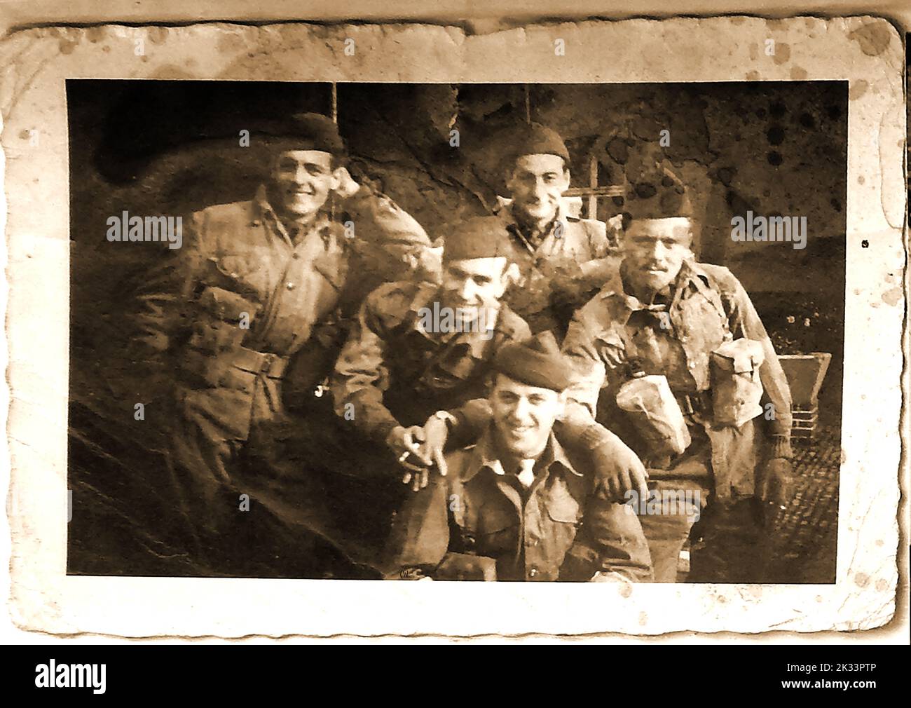 C 1951 - Eine Gruppe britischer Soldaten, die im Krieg in Korea mit den britischen Commonwealth Forces Korea (BCFK) kämpften. Mitglieder der Gruppe waren britische Commonwealth-Armee, Marine- und Lufteinheiten sowie andere australische, kanadische, indische und neuseeländische Einheiten. Der Koreakrieg wurde zwischen Nordkorea und Südkorea zwischen 1950 und 1953 geführt. Koreanische Namen für den Krieg sind 6·25 전쟁 , 한국 전쟁, 六二五戰爭 , 韓國戰爭, 조국해방전쟁, A 祖國解放戰爭. Der Mann, der im Mittelpunkt des Bildes steht, ist George Todd, der zum Marquis of Normanby (Lythe, North Yorkshire) und Mitgliedern der Königsfamilie chauffiert wurde. Stockfoto