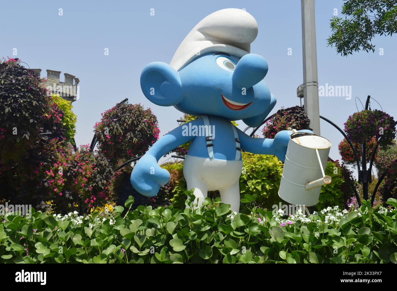 Dubai, VAE. 01. Juni 2022: Eine riesige Figur eines Schlumpfes mit einer Gießkanne im Dorf Smurf im Dubaier Miracle Garden. Stockfoto