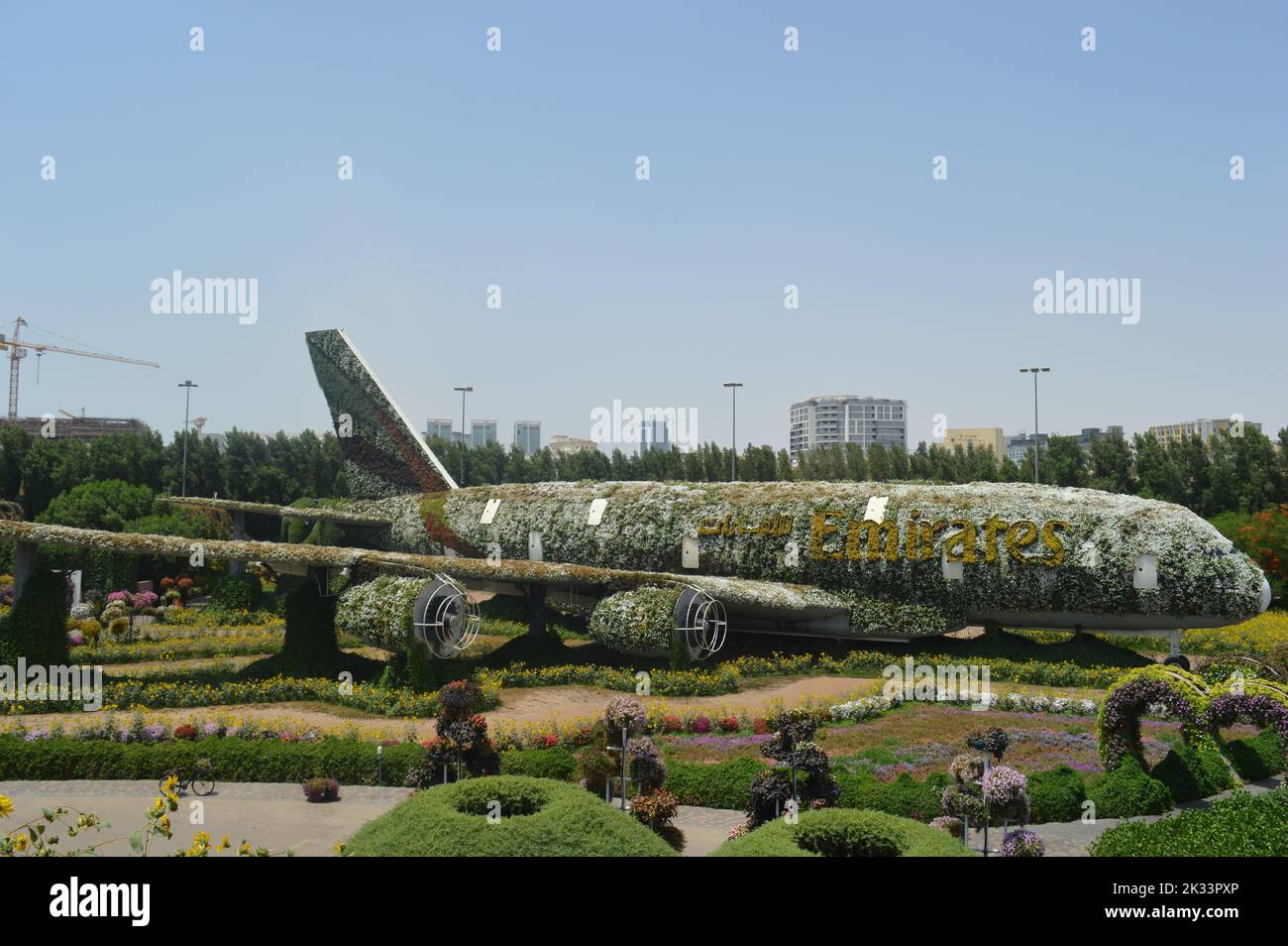 Dubai, VAE. 01. Juni 2022: Eine Skulptur des Emirates Airbus A380 Flugzeug bedeckt mit Blumen im Dubai Miracle Garden. Stockfoto