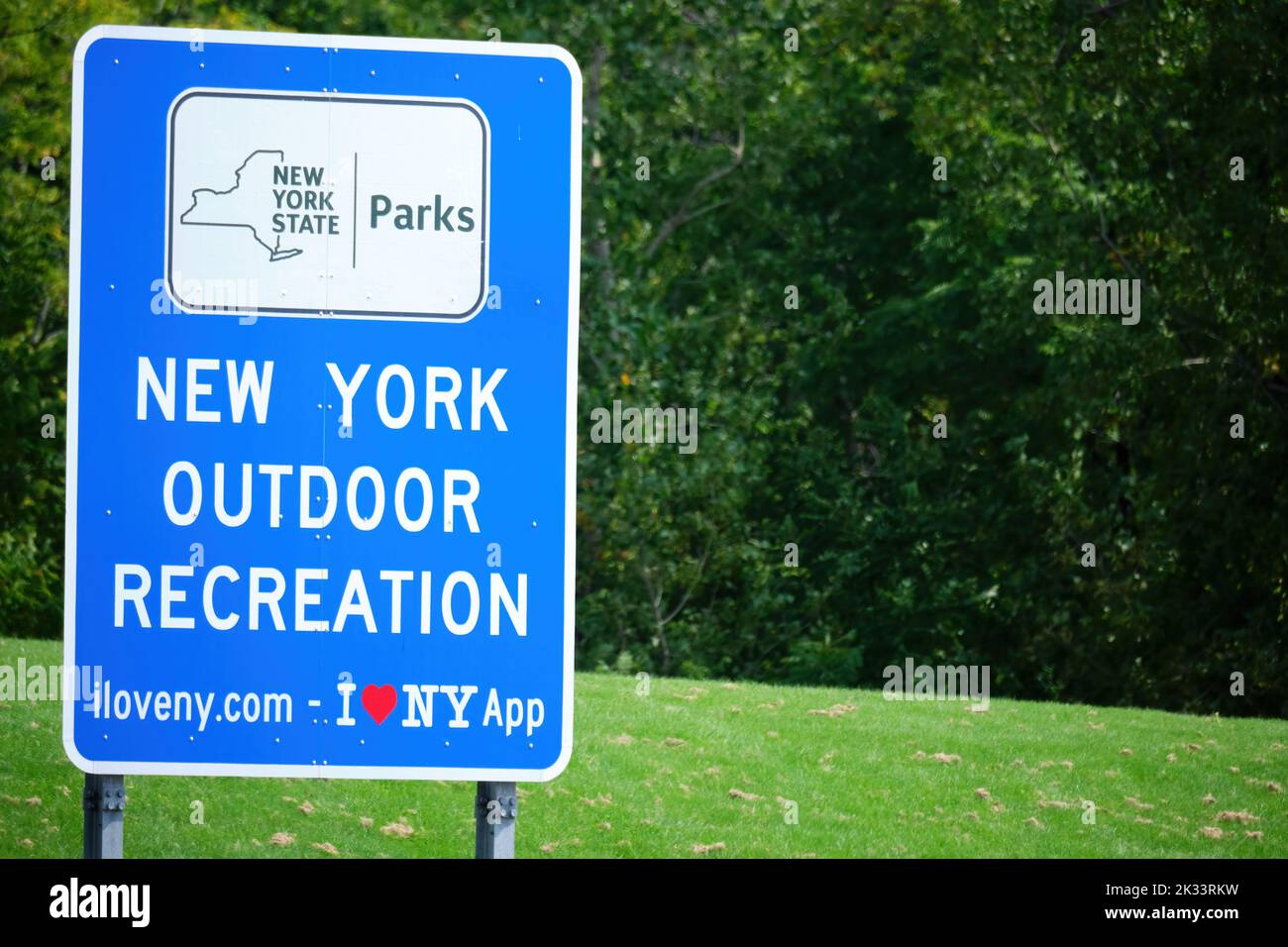 Victor, New York, USA - 18. September 2022: Ein Schild am Seneca Travel Plaza entlang des New York State Thruway fördert die Erholung im Freien im Bundesstaat NY Stockfoto