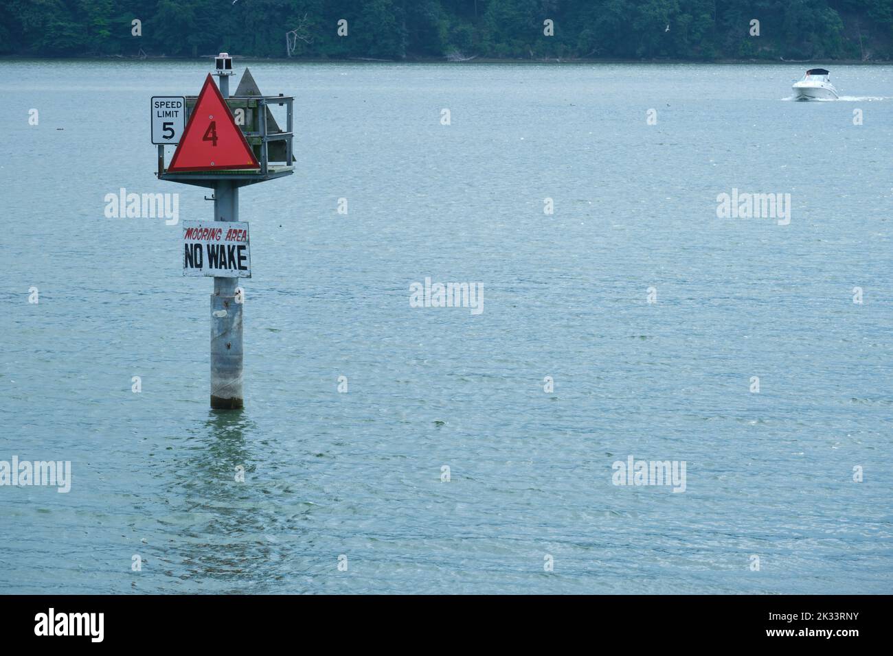 Irondequoit, New York, USA - 18. September 2022: In einem Post in Irondequoit Bay steht "Mooring Area, No Wake" und warnt Motorboote, sich langsam zu bewegen. Stockfoto