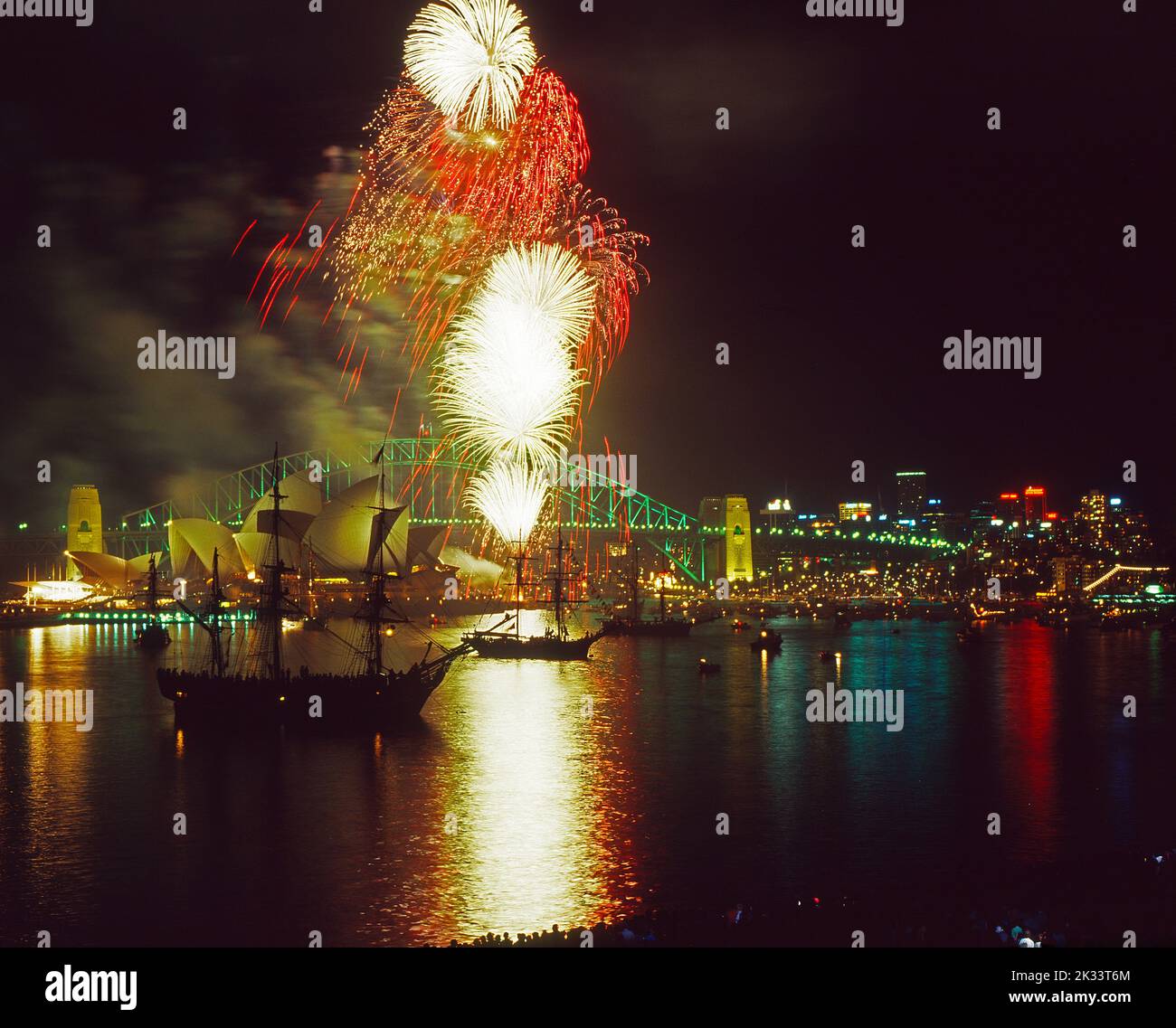 Australien. Sydney. Feuerwerk über der Harbour Bridge. Zweihundertjährige Feierlichkeiten.1988 Stockfoto