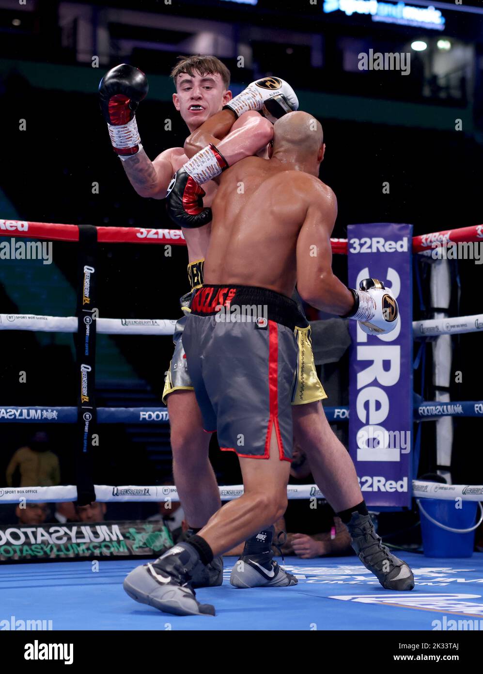 James Heneghan (links) im Kampf gegen Rod Douglas Jnr in ihrem Middleweight-Wettbewerb in der AO Arena, Manchester. Bilddatum: Samstag, 24. September 2022. Stockfoto