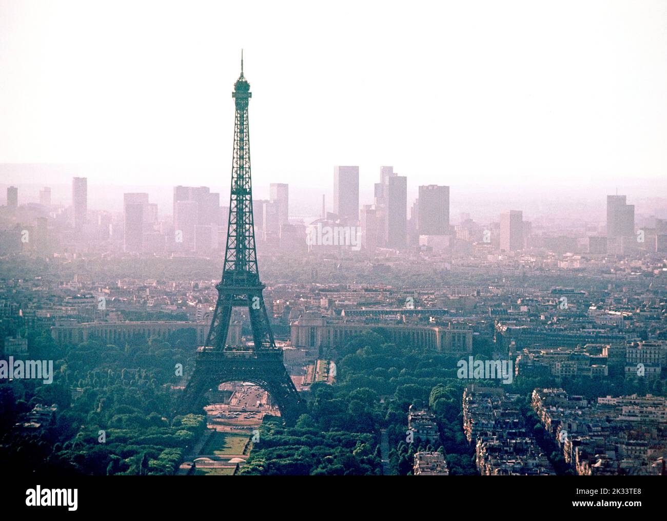 Europa. Frankreich. Paris. Eiffelturm und Blick auf die Stadt. Stockfoto