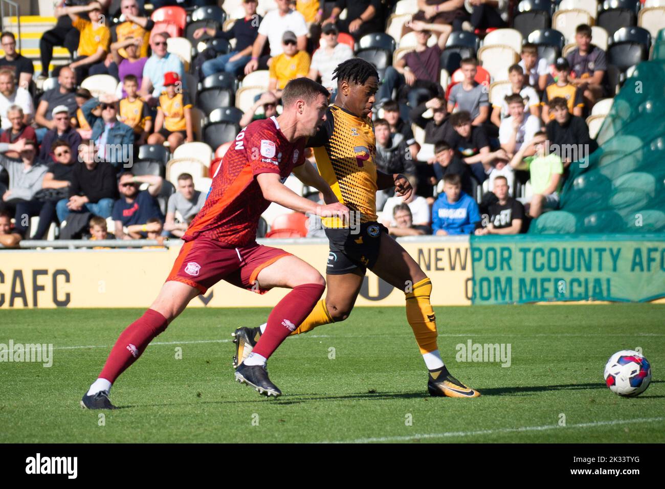 Newport, Großbritannien. 24. September 2022. Nathan Moriah-Welsh von Newport County (R) erzielt seinen Teams 1. Tor. EFL Football League Two Match, Newport County gegen Carlisle Utd bei der Rodney Parade in Newport, Wales am Samstag, 24.. September 2022. Dieses Bild darf nur für redaktionelle Zwecke verwendet werden. Nur zur redaktionellen Verwendung, Lizenz für kommerzielle Nutzung erforderlich. Bild: Andrew Orchard Sports Photography/Alamy Live News Stockfoto