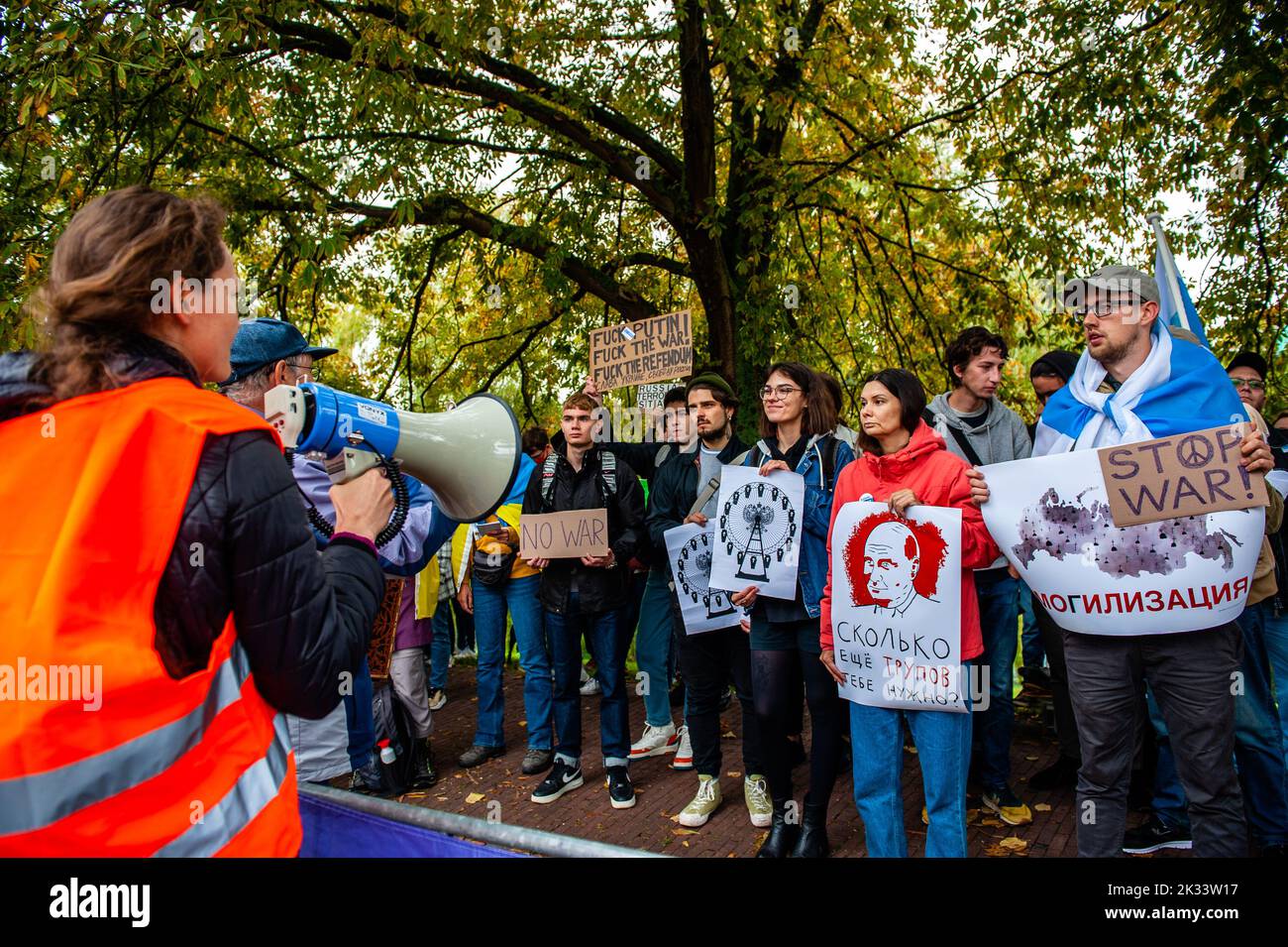 Den Haag, Niederlande. 24. September 2022. Während der Demonstration wird eine Frau durch ein Megaphon vor dem Protestierenden reden gesehen. Vor der russischen Botschaft in Den Haag organisierte die russische Gemeinschaft in den Niederlanden einen Protest gegen das Dekret von Präsident Wladimir Putin, teilweise Reservisten in Russland zu mobilisieren, und gegen den Krieg in der Ukraine. Trotz der harten Gesetze Russlands gegen die Kritik am Militär und am Krieg fanden im ganzen Land Proteste statt. Mehr als 1.300 Russen wurden bei Antikriegsdemonstrationen in 38 Städten verhaftet. Kredit: SOPA Images Limited/Alamy Live Nachrichten Stockfoto