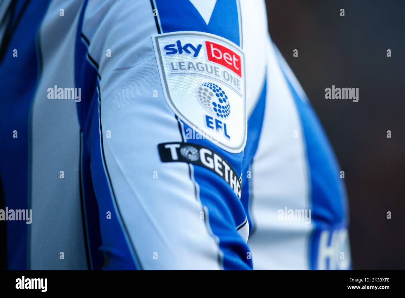 Sky Bet EFL League ein Branding auf dem Ärmel von Barry Bannan #10 von Sheffield Mittwoch während des Sky Bet League 1-Spiels Sheffield Mittwoch gegen Wycombe Wanderers in Hillsborough, Sheffield, Großbritannien, 24.. September 2022 (Foto von Ben Early/News Images) Stockfoto
