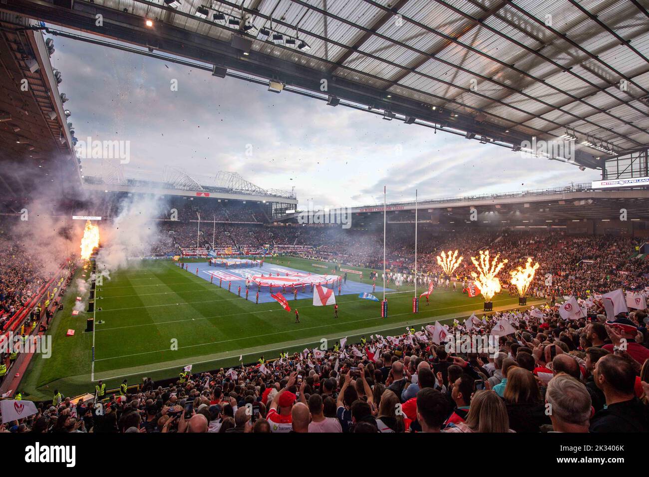 Beide Mannschaften treten in die Spielzeit des 25. Betfred Super League Grand Final Match St Helens gegen Leeds Rhinos in Old Trafford, Manchester, Großbritannien, 24.. September 2022 (Foto von Craig Thomas/News Images) in, am 9/24/2022. (Foto von Craig Thomas/News Images/Sipa USA) Quelle: SIPA USA/Alamy Live News Stockfoto