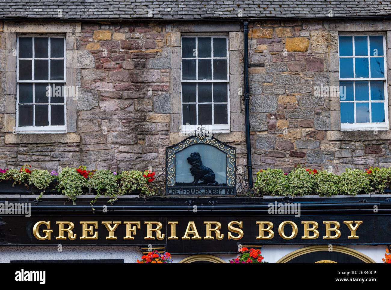 Außenansicht von Greyfriar's Bobby Old Pub mit Silhouette des Hundeschankzeichens, Edinburgh, Schottland, Großbritannien Stockfoto