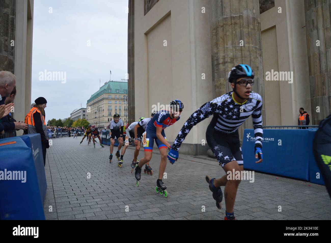 Berlin, Marathon - 24. September 2022 - Berlin-Marathon inlineskating am Brandenburger Tor. (Foto von Markku Rainer Peltonen) Stockfoto