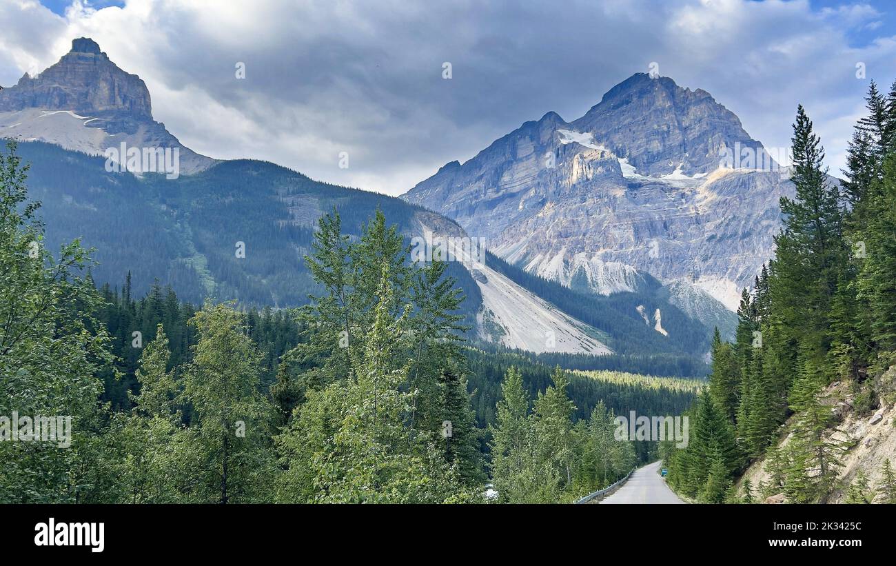 Der wunderschöne Blick auf Cathedral Crags im Yoho-Nationalpark, BC, Kanada. Stockfoto