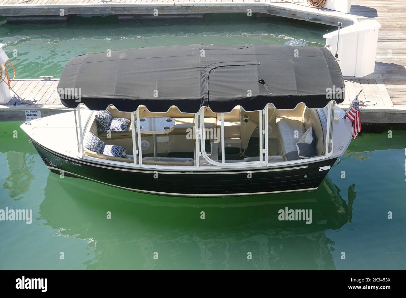 Das elektrische Hafen-Kreuzfahrtboot dockte im Hafen an Stockfoto