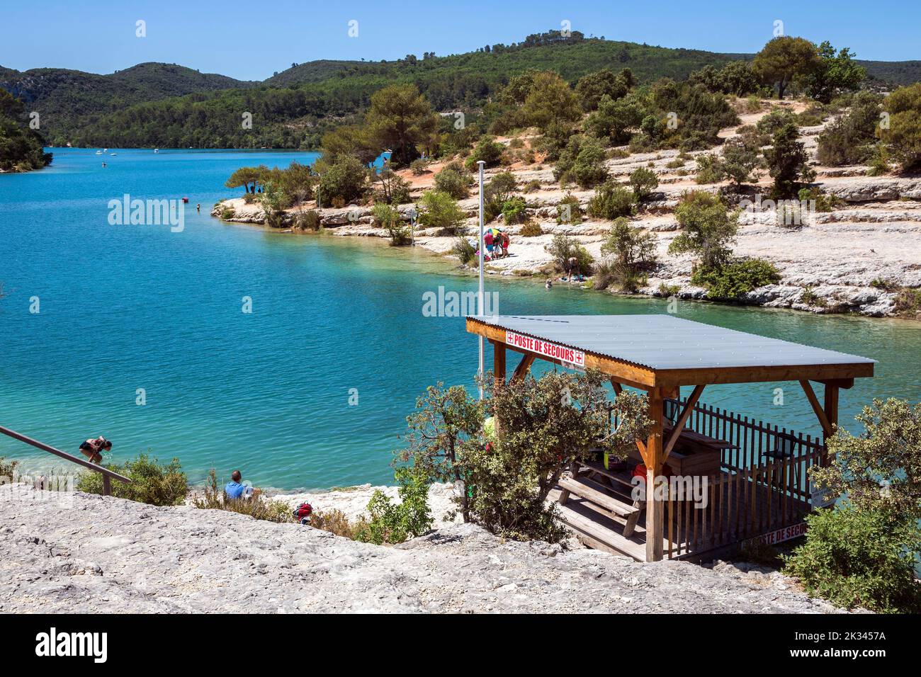 Badestelle am felsigen Strand von Lac d Esparron, Esparron-de-Verdon, Provence-Alpes-Cote d'Azur, Provence, Frankreich Stockfoto