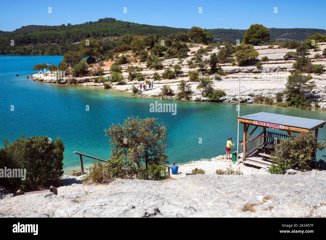 Badestelle am felsigen Strand von Lac d Esparron, Esparron-de-Verdon, Provence-Alpes-Cote d'Azur, Provence, Frankreich Stockfoto
