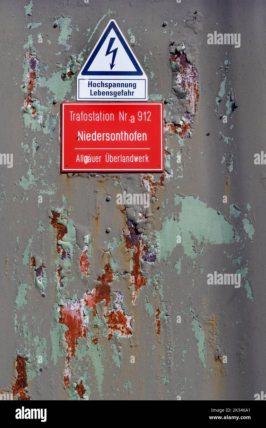 Schild Transformatorstation, Hochspannung, Lebensgefahr, Niedersonthofen, Allgäu, Bayern, Deutschland Stockfoto