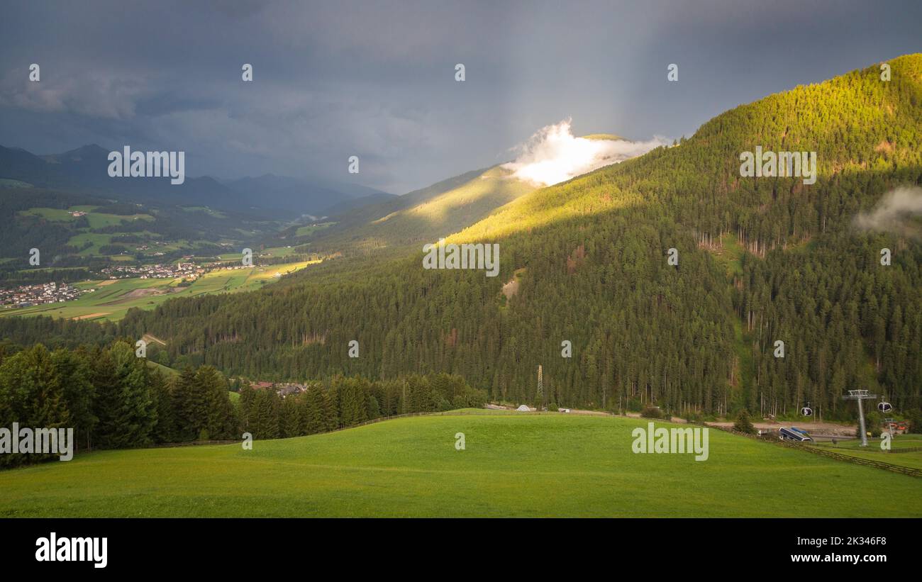 Lichtkegel über Bergen mit Blick ins Pustertal, Olang, Dolomiten, Südtirol, Italien Stockfoto